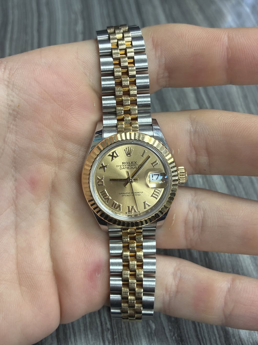 May be an image of wrist watch and text that says '配き 산 S XI W X RO "DER BTERPERFET FCTM DAT ج د ከያፍርካዊንትት 2 ν M A'