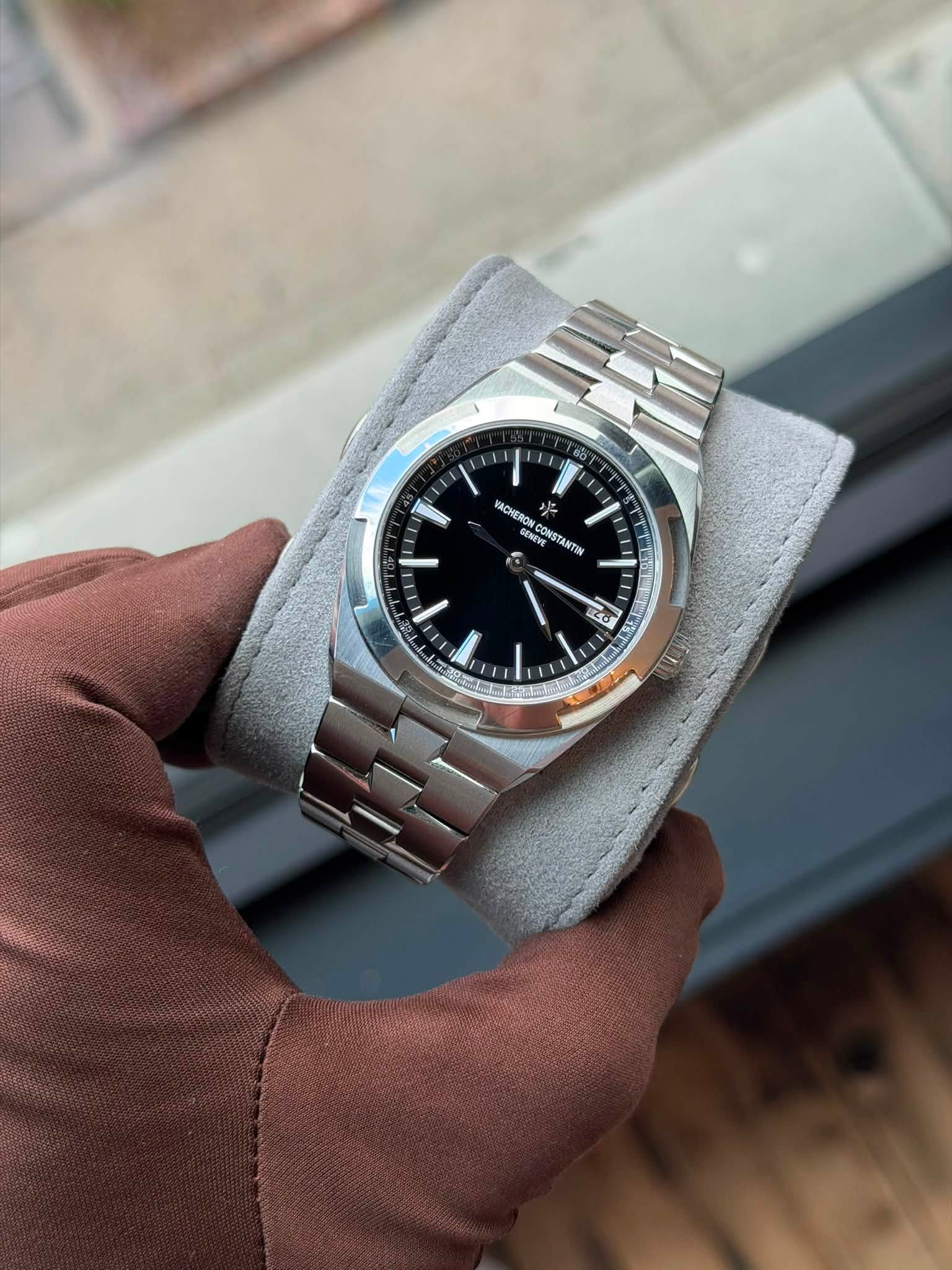 May be an image of wrist watch and text that says 'OT P ACHERON SENEVE CE CONSTANTIN SANTIN ANTIN 0 I 28 15'