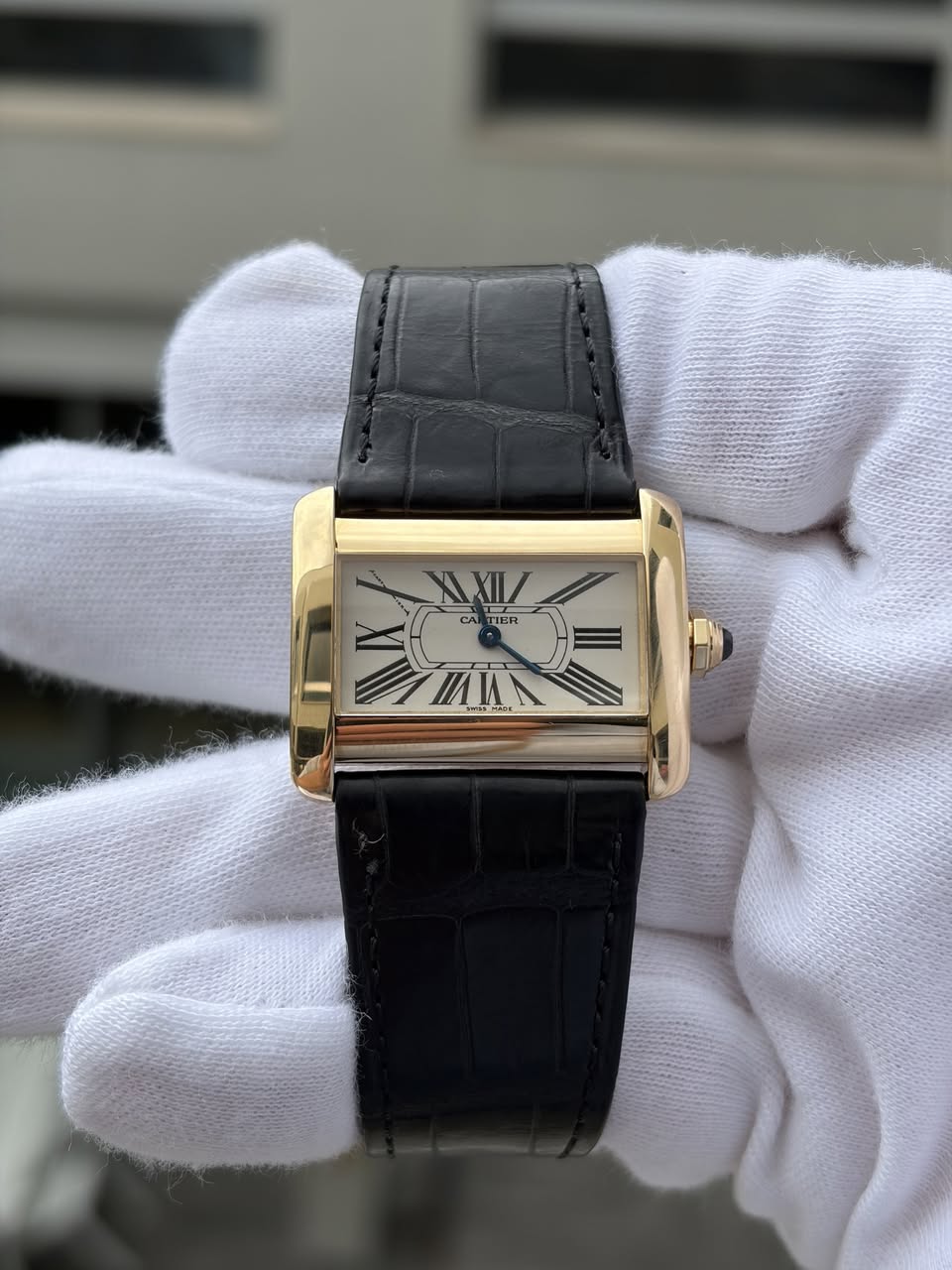 May be an image of wrist watch and text that says 'XIXII/ CA CALTTER TIER H'