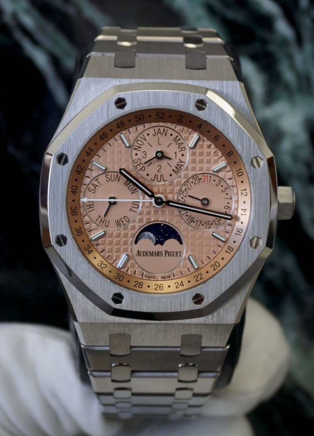 May be an image of wrist watch and text that says 'NOV 3 JAN MAR L EE 2 MAY JUL - SAT SUN 18: THU 돈 WED .7.6 ٧ 12 16 3ይ AUDEMARS AUDEMARSPIGUET PIGUET '