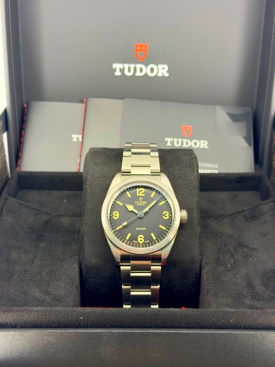 May be an image of wrist watch and text that says '円 TUDOR TI TUDOR TIONALE 12 명 TanoK و ሞ BANDER'