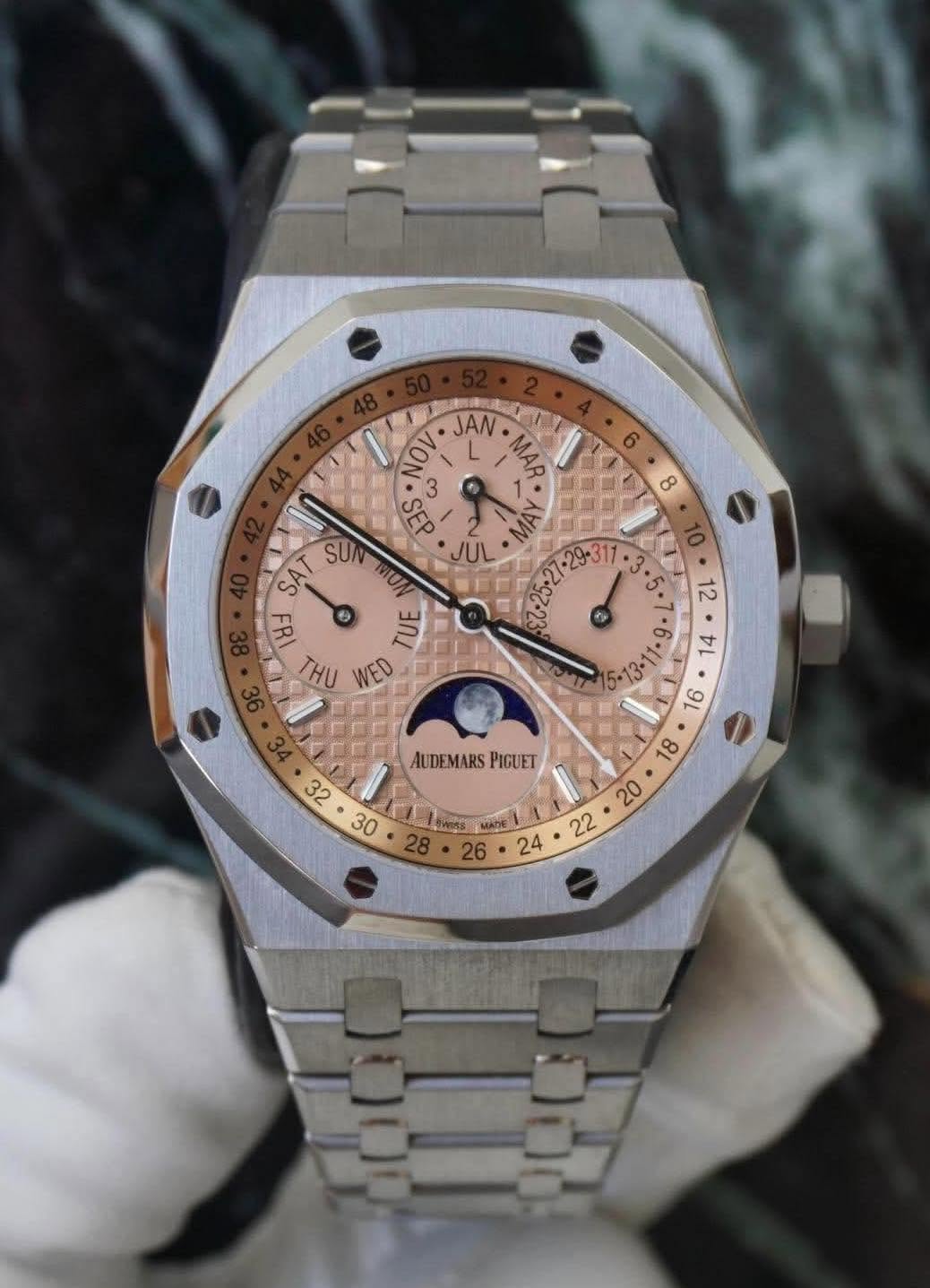 May be an image of wrist watch and text that says 'NOV س JAN MA SEP 8 MA JUL 10 12 SAT SUN UN FF TUE THU 내 WED DIT 33. τε ALDEMARSPIGUET AUDEMARS PIGUET ه'