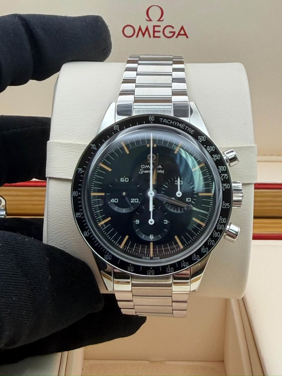 May be an image of wrist watch and text that says 'Ω OMEGA TACHYMETRE TRE Y OM Sheed A oder ii'