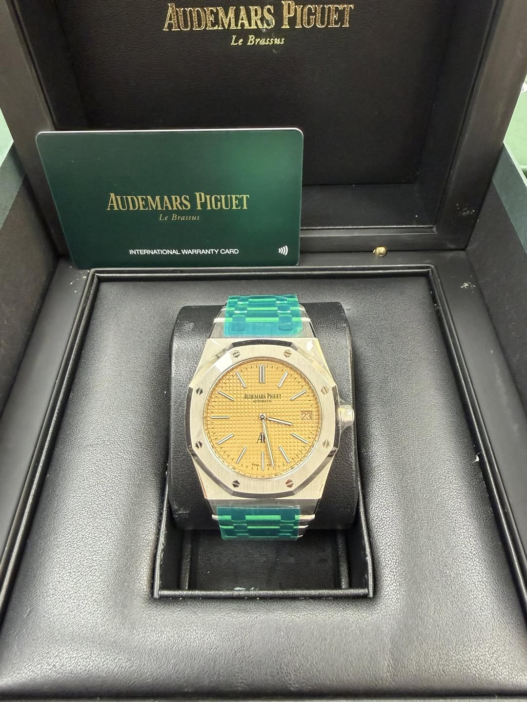 May be an image of wrist watch and text that says 'AUDEMARS PIGUET ساة Le Brassass AUDEMARS AUDEMARSPIGUET PIGUET Le Brassus INTERNATIONAL WARRANTY INTERNKTONALWARANTYCARD CARD…