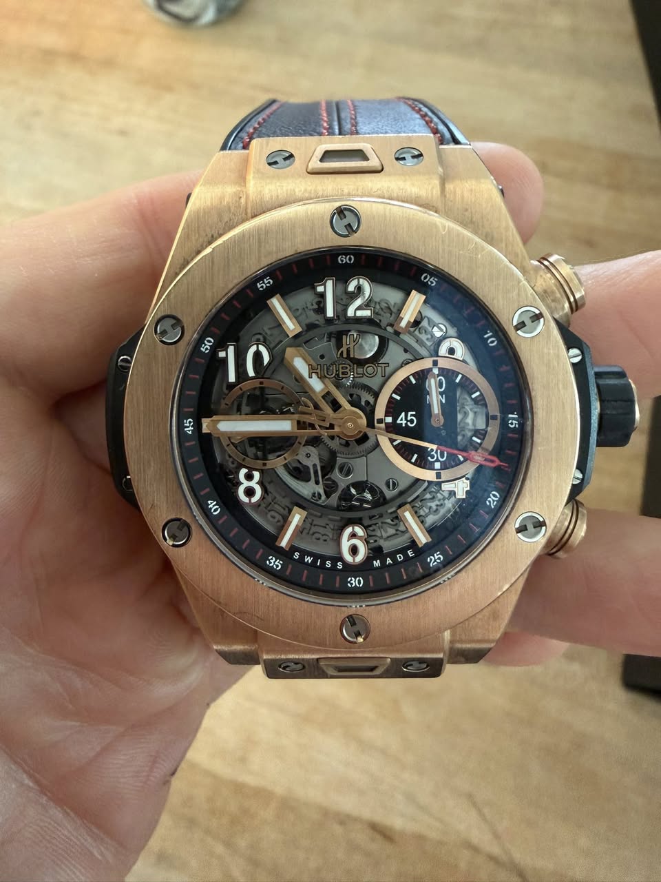 May be an image of wrist watch and text that says ' ه 10 示 45 45 ら 15 00 30 i 40 8 L6! I 35 SWISS WI '