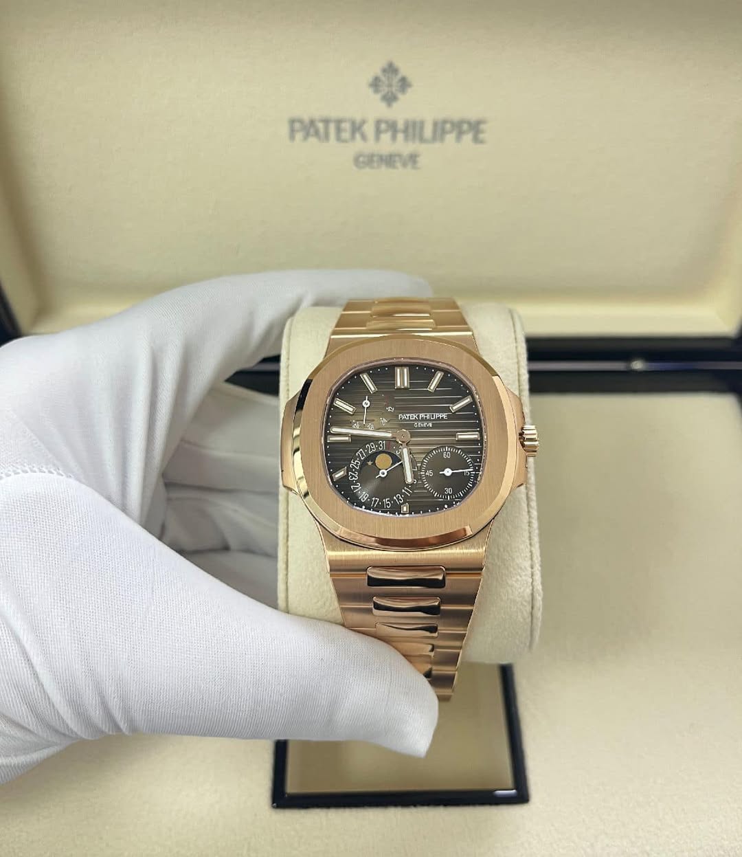 May be an image of wrist watch and text that says 'PATEK PATEKPHILIPPE PHILIPPE GENEVE • & ا م ד' KTyCPACE PRLPP C0 円 SBE ن و -'