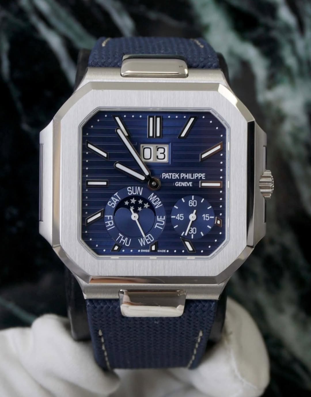 May be an image of digital watch and text that says '03 PATEKPHILIPPE PATEK PHILIPPE GENEVE 60 45 SAT SUN MON ㅂㅓ 본 THU WED •SWSS MADE 15- 30'