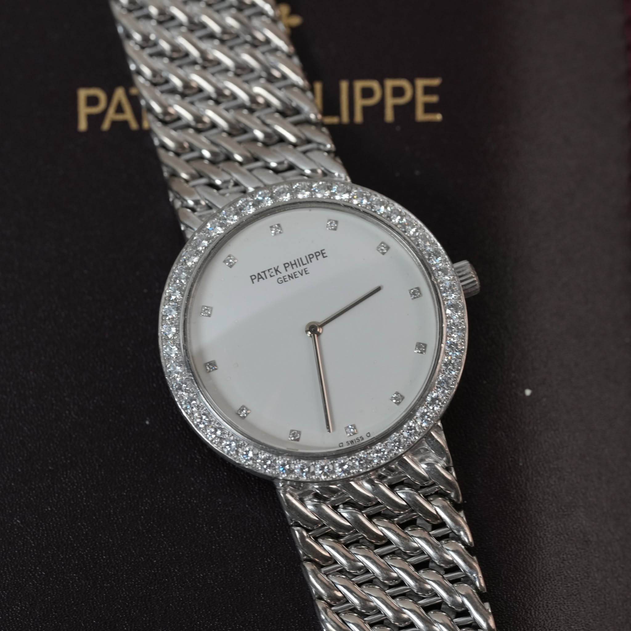 May be an image of wrist watch and text that says 'PA IPPE 3 FR ご PHILIPPE PATEK GENEVE ๕ :3 สด ቤ SWISS 9รย CR'