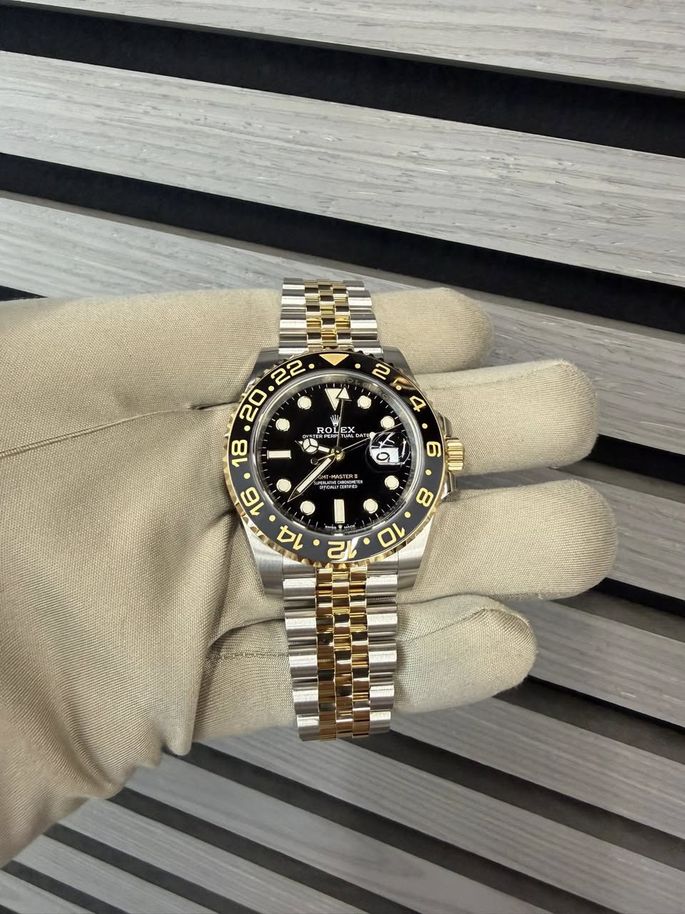 May be an image of wrist watch and text that says ' بر 20 4 4 ROLE ROLEX EX X So a 18 -ভ ญุญง 10 9 HUUA'