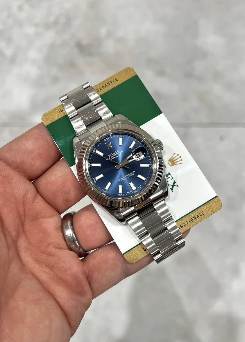 May be an image of wrist watch and text that says 'UARANTEE UARANTEE ン cro - W FX NATIONALE NATIONALE'
