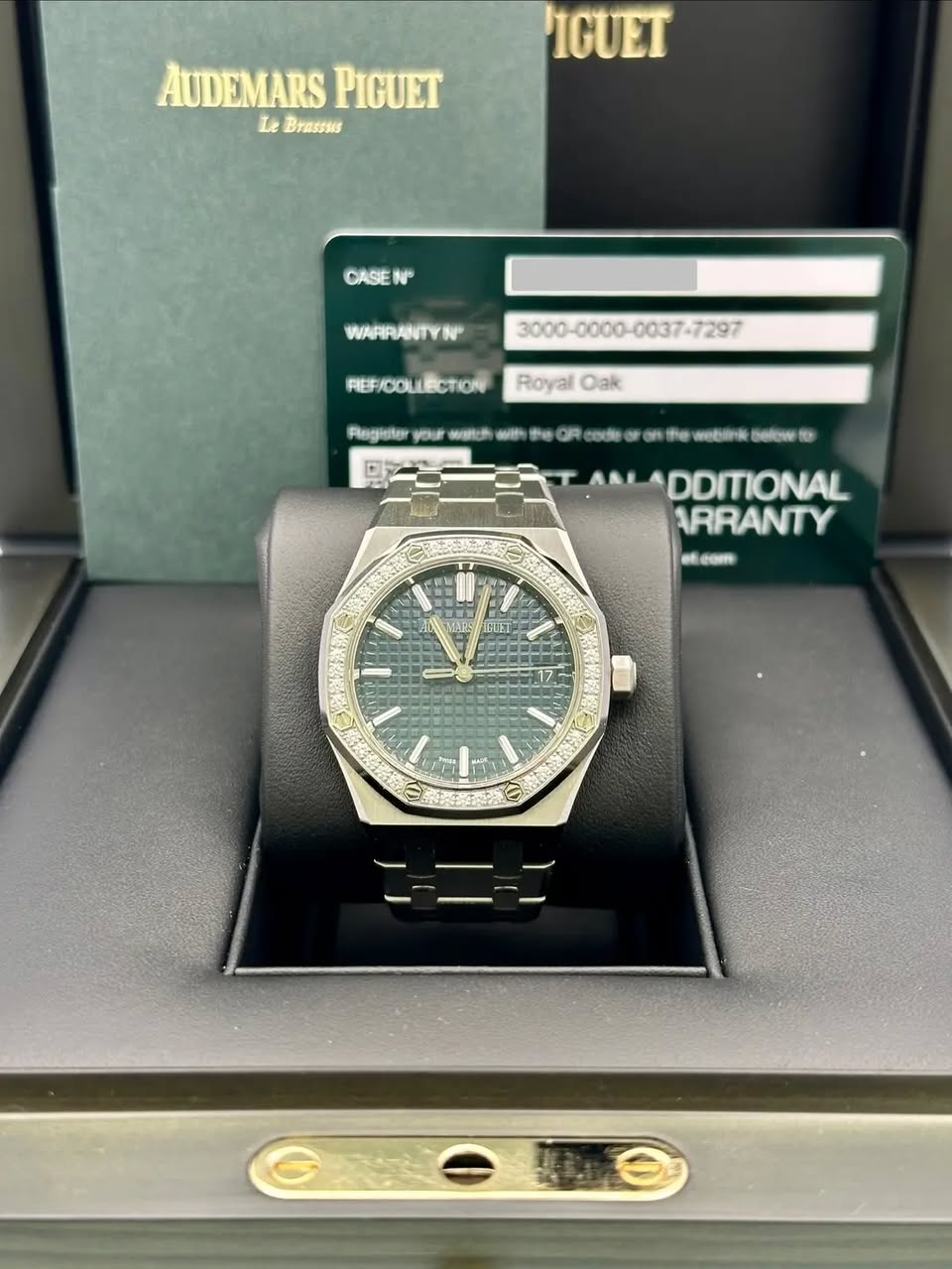 May be an image of wrist watch and text that says 'AUDEMARS PIGUET Le Brasssus IGUET CASE N WAPRANTYN FIEF/COLLECTION Royal Oak Fagititer wsORaeteo your wantch wthh tose weblnk…