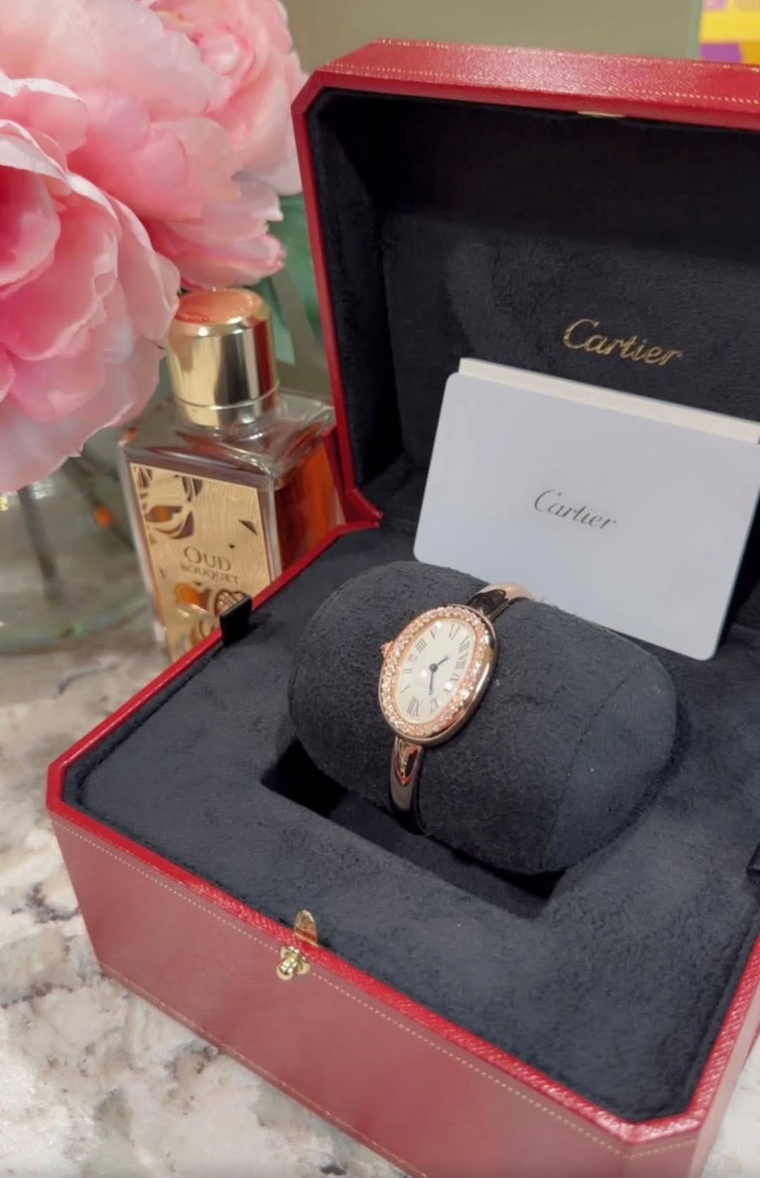 May be an image of wrist watch and text that says 'OuD QUiS RMD eT Cartier Cartier 力 A'
