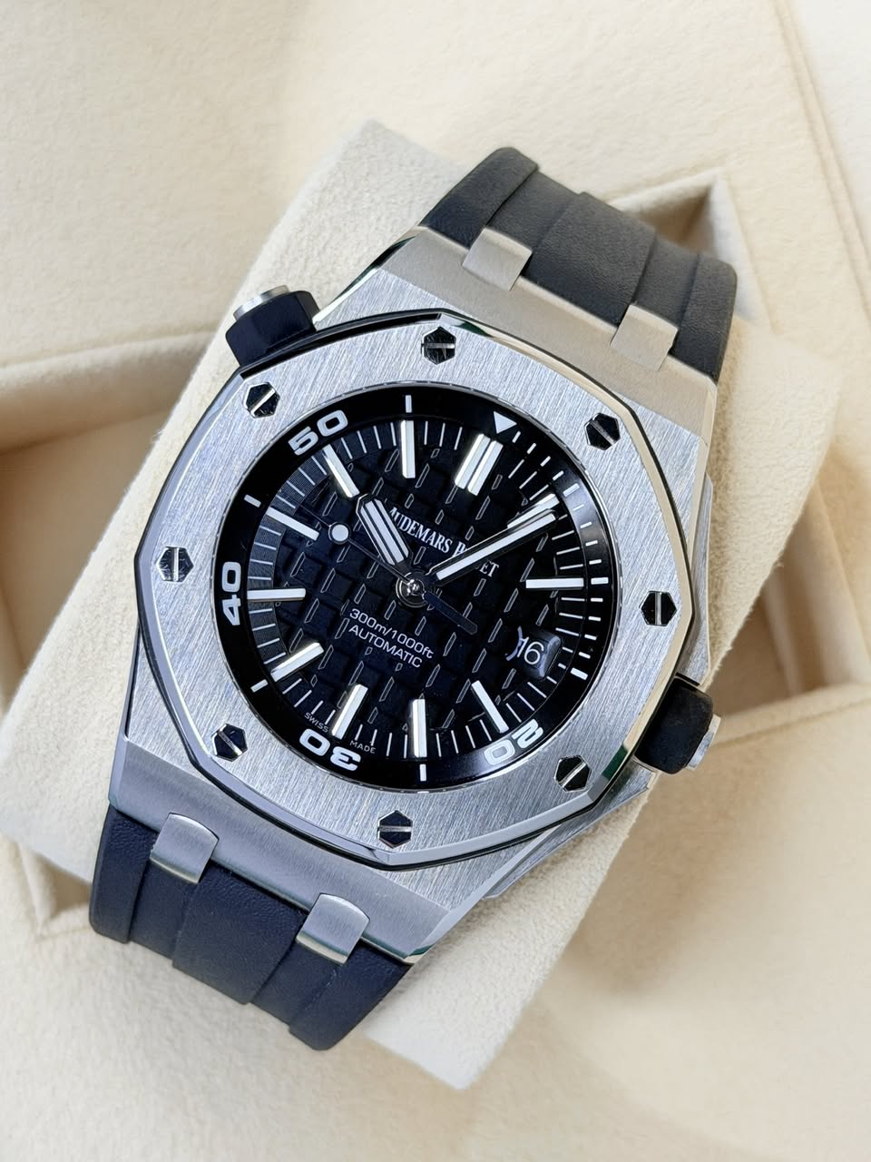 May be an image of wrist watch and text that says 'AUDEMARS AUDEM 40 300T\/ Om/100oft AUTOMAT AUTOMATIC 300/1000 OOoft و S >'