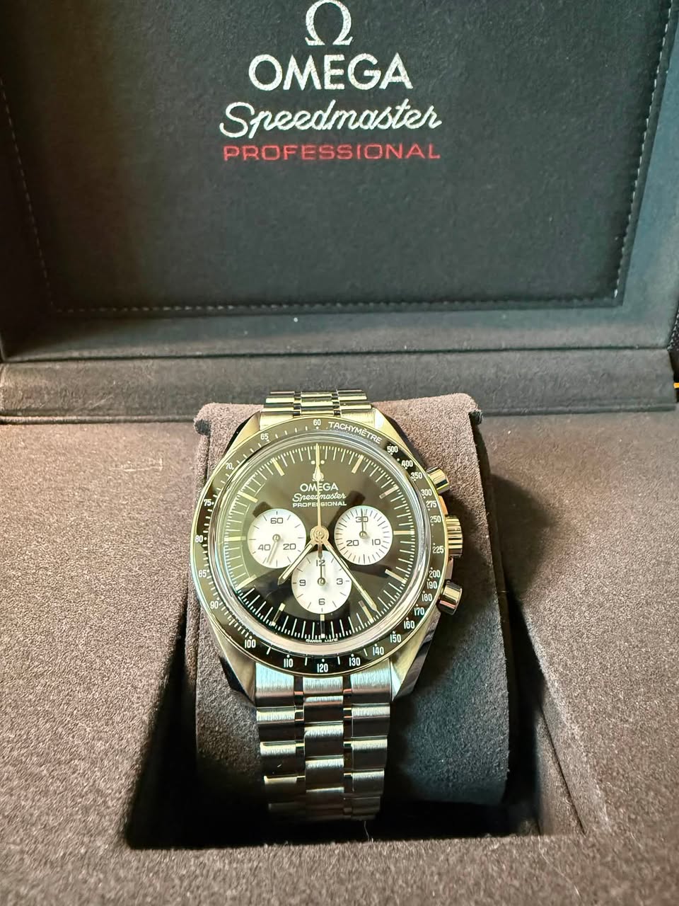 May be an image of wrist watch and text that says 'OMEGA Speedmaster PROFESSIONAL စု م TACHYMETRE ም OM MEGA SA SIONAL Steer KNper GN 60 40 20 B ® / O 20 D f 19 9 9 D 3 0 6 6…