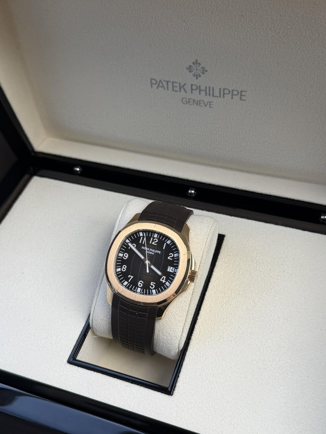 May be an image of wrist watch and text that says 'PATEK GENEVE PHILIPPE 1 I 1 12 ጋ / ก 4 P PA วั 甲 HEe4 XPHLIY 9 T '