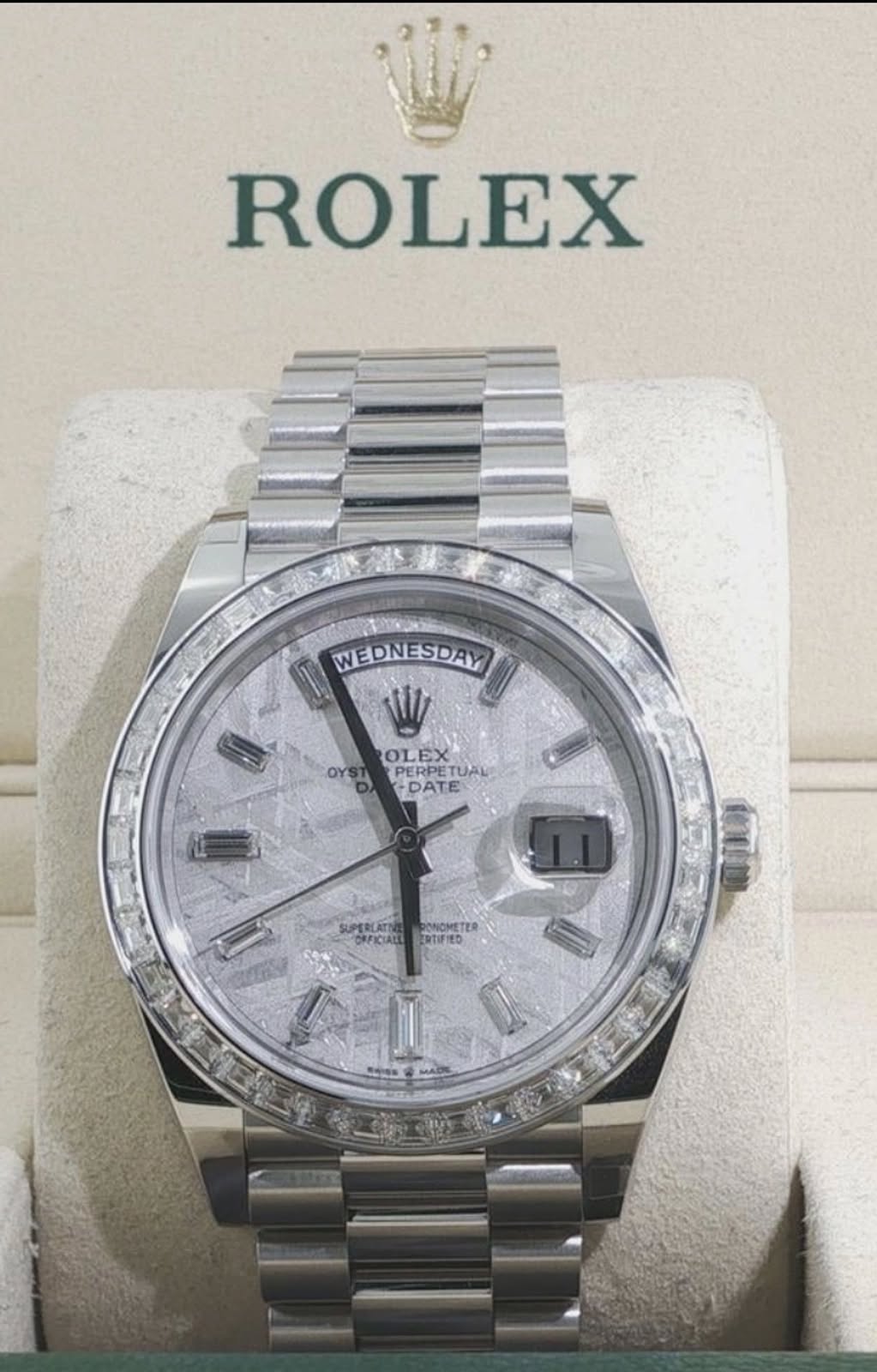 May be an image of wrist watch and text that says 'ROLEX A WEDNESDAY W OLE OLEX OYST PAT PERPETUA PERPETUAL τ TUAU -DATE E SUPERI Au PONCMETER ERTIFIED 口'