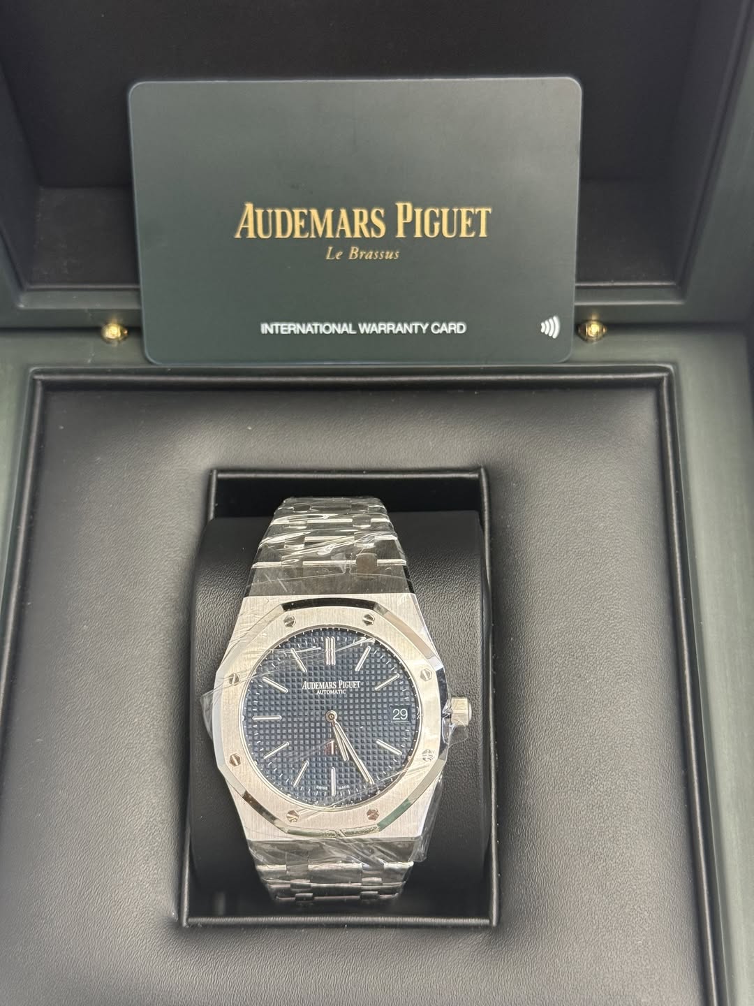 May be an image of wrist watch and text that says 'AUDEMARS PIGUET LeBrassus Brassus INTERNATIONAL INTERNVATONALWAPRANTYCARD WARRANTY CARD 東び TENLNES FIELET 2 29 +'