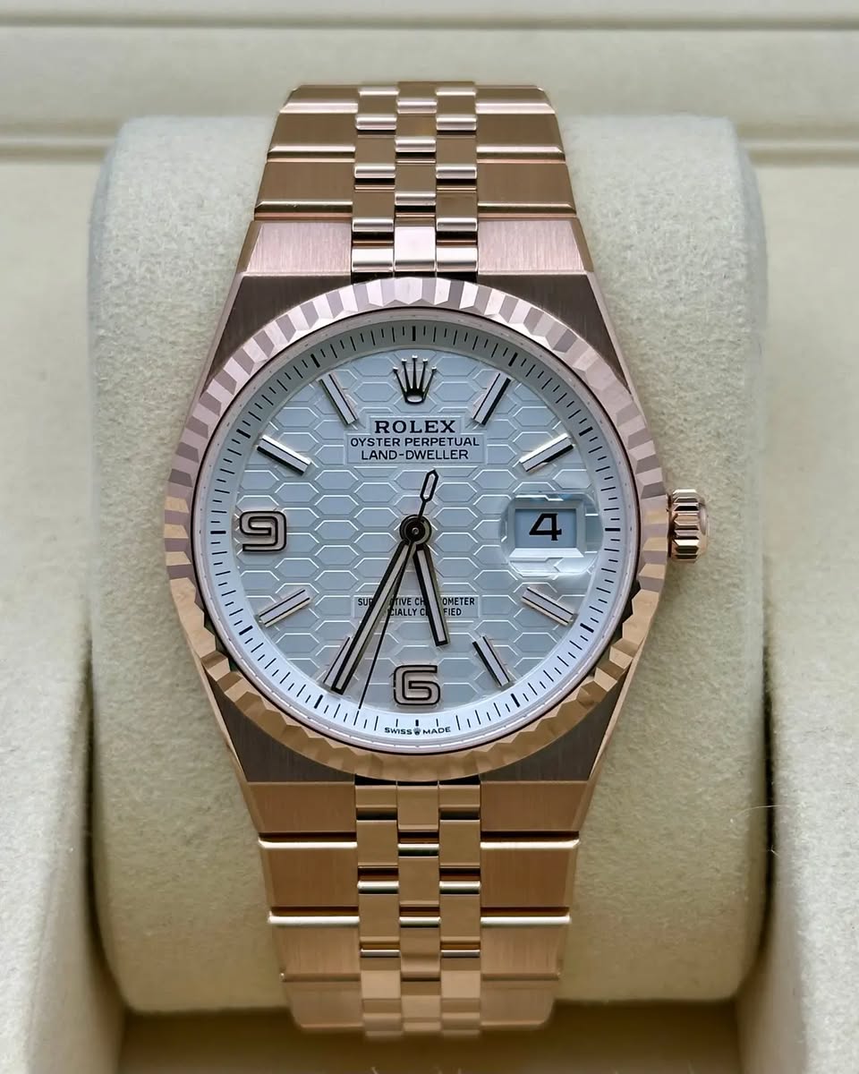 May be an image of wrist watch and text that says '// W ROLEX OYS OYSTER TERPERPETUA UAL LAND- DWELLER DWEL ER 4 OMETER ما T G WISS WIER ΑЛOK'