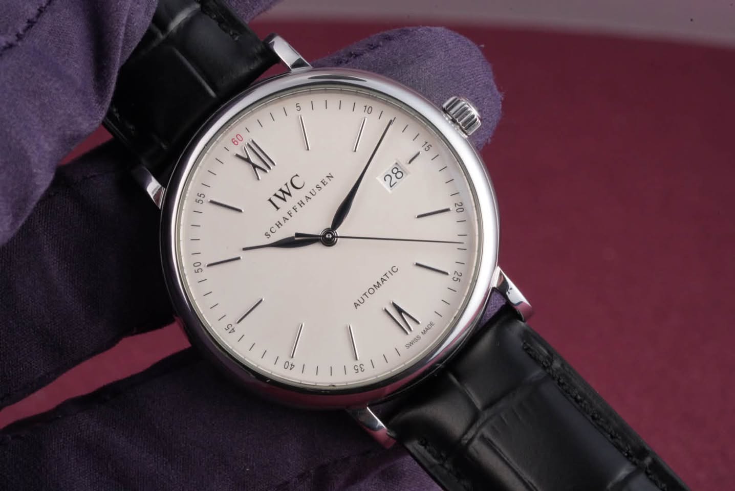 May be an image of wrist watch and text that says '10 55 | (10 / I SCHAFFHAUSEN oe IWC AUTOMATIC IA MADE SWISS မမ 2 5 07'