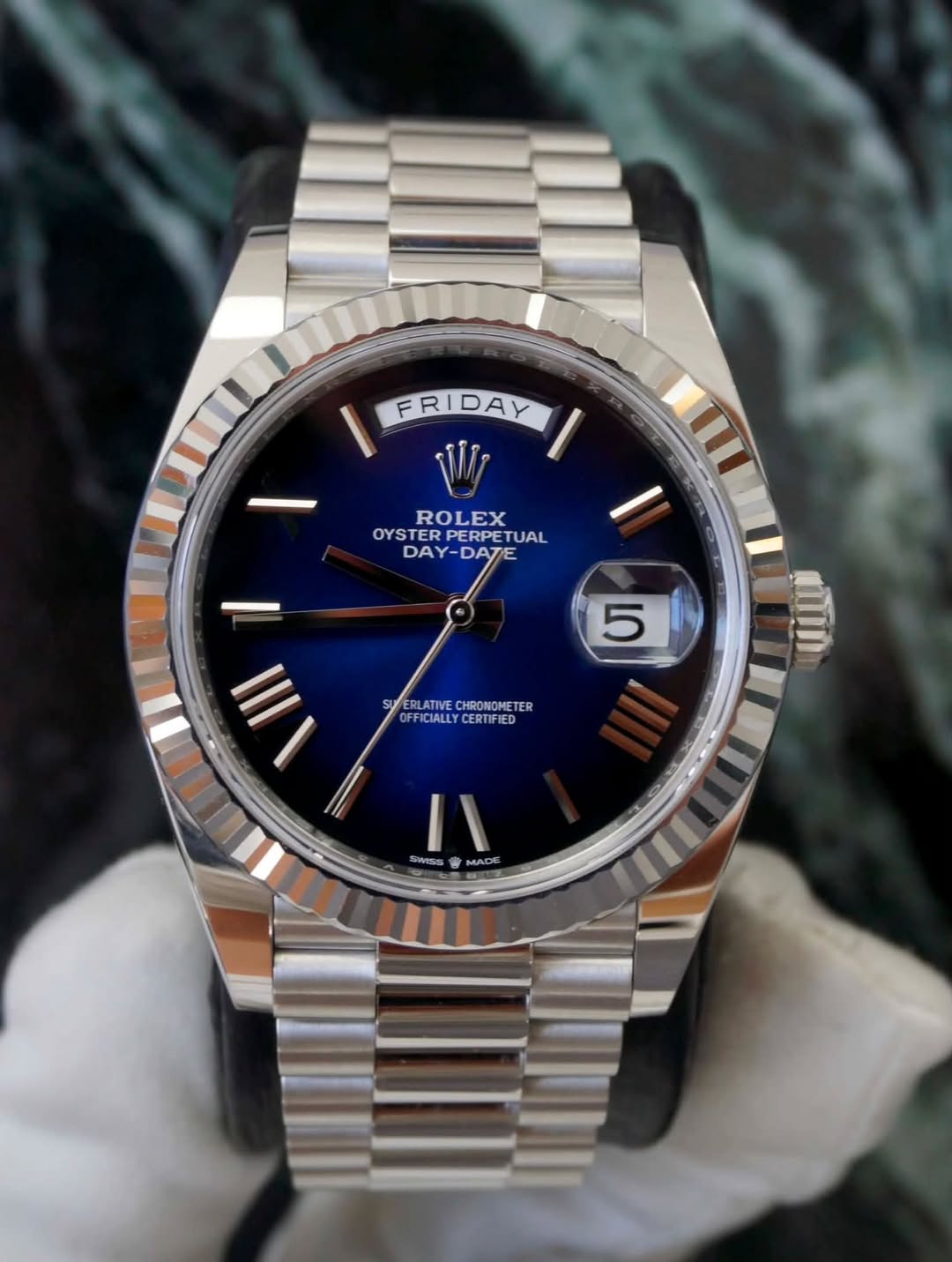 May be an image of wrist watch and text that says 'FRIDAY Wi ROLEX OYSTER OYSTERPERPETUAL PERPETUAL DAY-DATE -DAZE DAY Il 5 ラ II SVVERLATIVECHRONONETER ERLATIVEC CHRONOME TER…