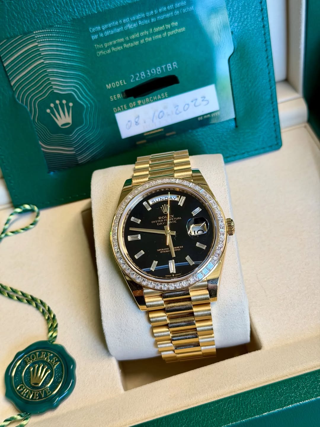 May be an image of wrist watch and text that says 'elle 9ST datée moment de achat Cette .vwewmio.swifomyitsicdyte grantoe garantie est valable ques el détaiilant vaiid the…