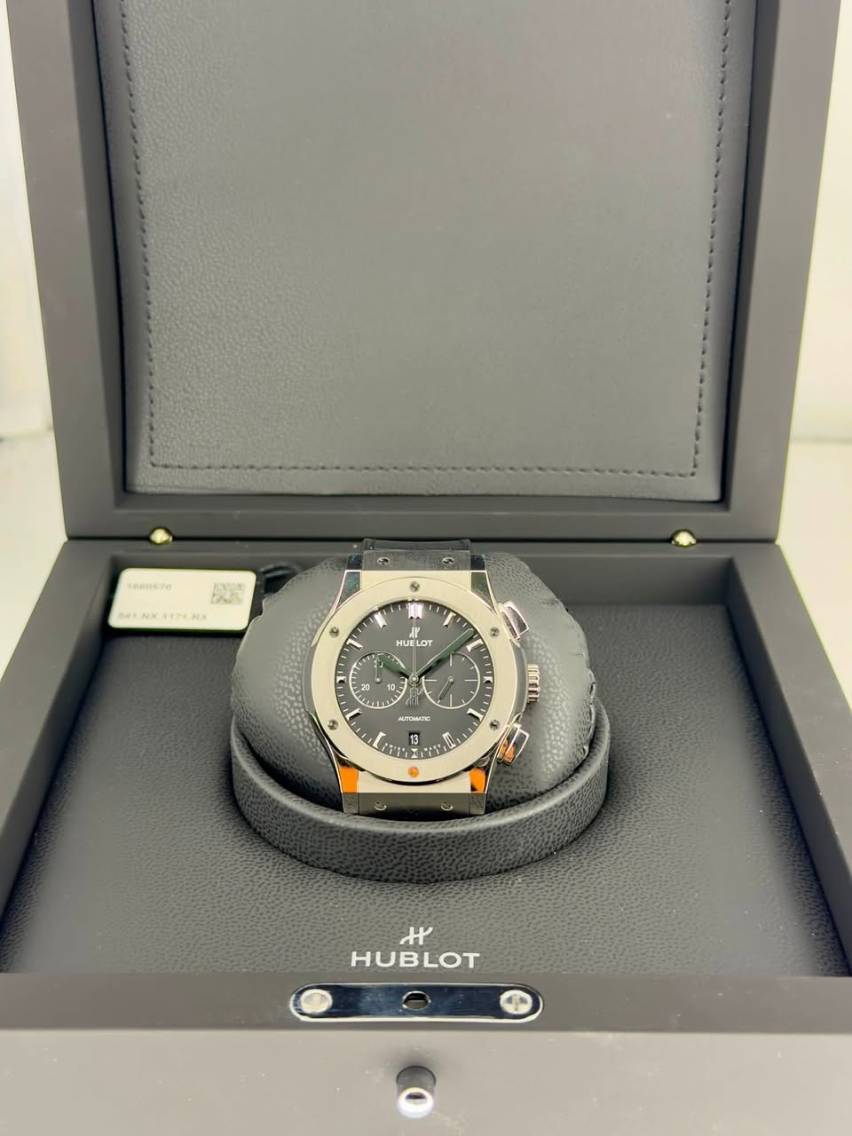 May be an image of wrist watch and text that says ' 2UT C11S1.RX RX 151 6 HUELOT LOT HUE 1 T T7, ថ្ង 밥 E 1 1o ta S 3 : 台 LPOMAT m EO ፓንን HUBLOT'