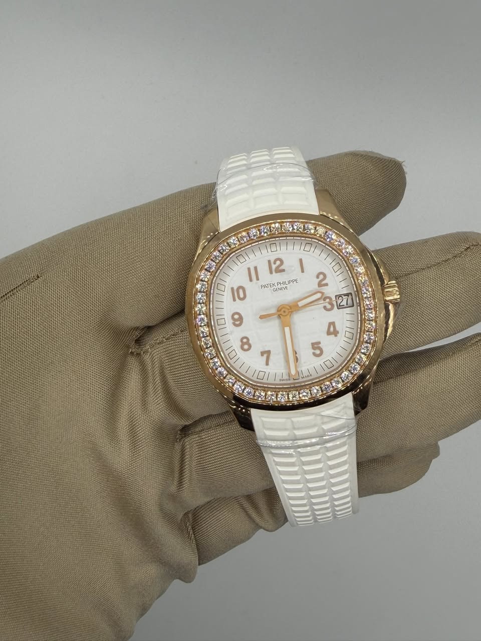 May be an image of wrist watch and text that says '01 II 12 I HLIPPE 2 101 10 U GENDEE GENDE 3 2 0 9 ۰ 10 8 7 S D'