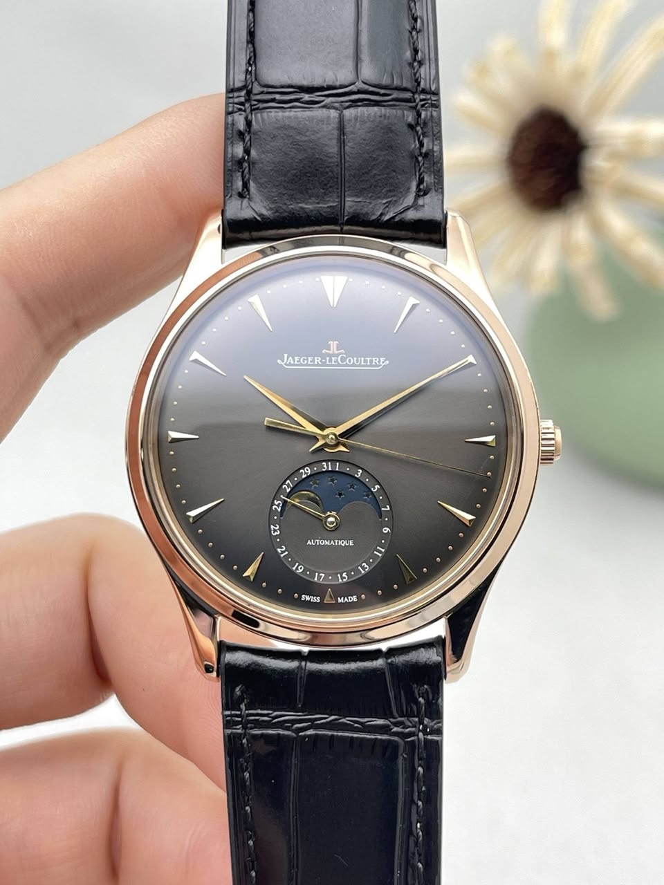 May be an image of wrist watch and text that says 'JL JAEGER-LECOULTRE. JAEGER- LECOULTRE 1 11 3 S ١ ๑ 6 AUTOMATIQLE 2 19 و . SWISS MADE AиooHe hodeoepre mTb'