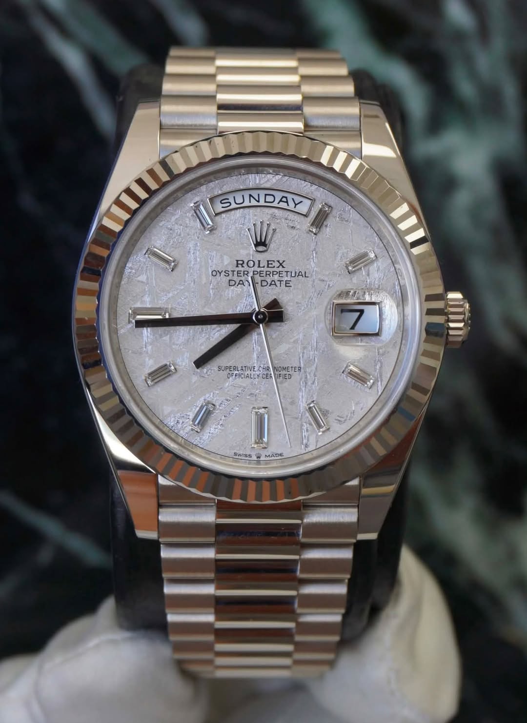 May be an image of wrist watch and text that says '¡SUNDAY SUNDAY W ROLEX OYSTER OYSROLEX ERPERPETUAL DA -DATE I SUPERLATIVE SUPERL NE HR NOMETER OFFICIALLY CE FIED 空 SwisS 8 MAOΚ'